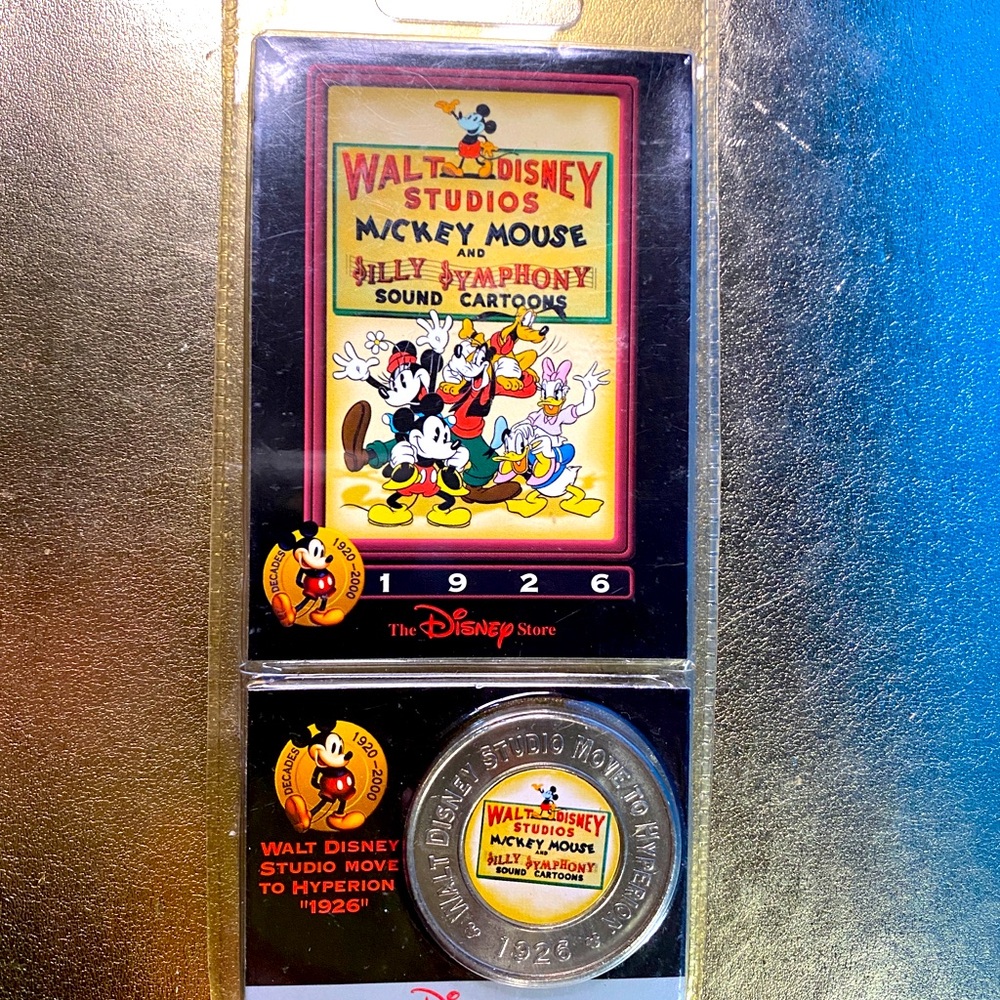 DISNEY NWT DECADES COIN WALT DISNEY STUDIOS 1926 MICKEY MOUSE MOVE TO HY…